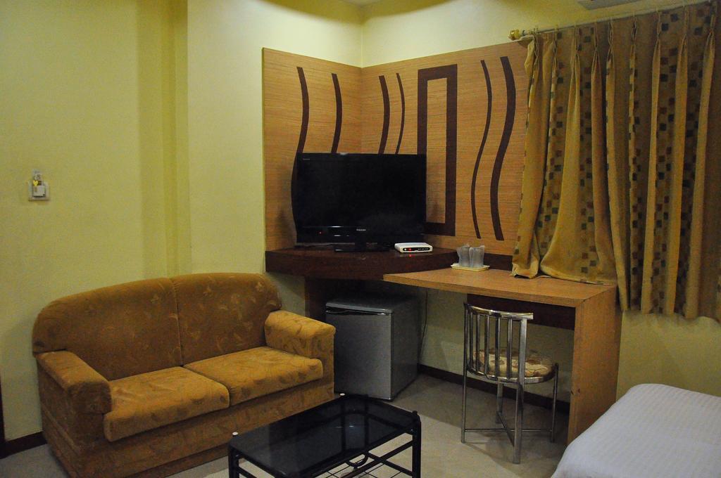 Hotel Evershine Rajkot Room photo